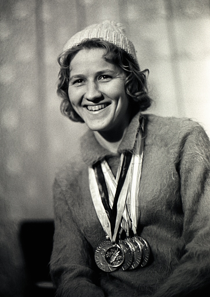 Фото. 2. Лидия Скобликова с золотыми медалями Олимпийских игр в Инсбруке. 1964 год.jpg