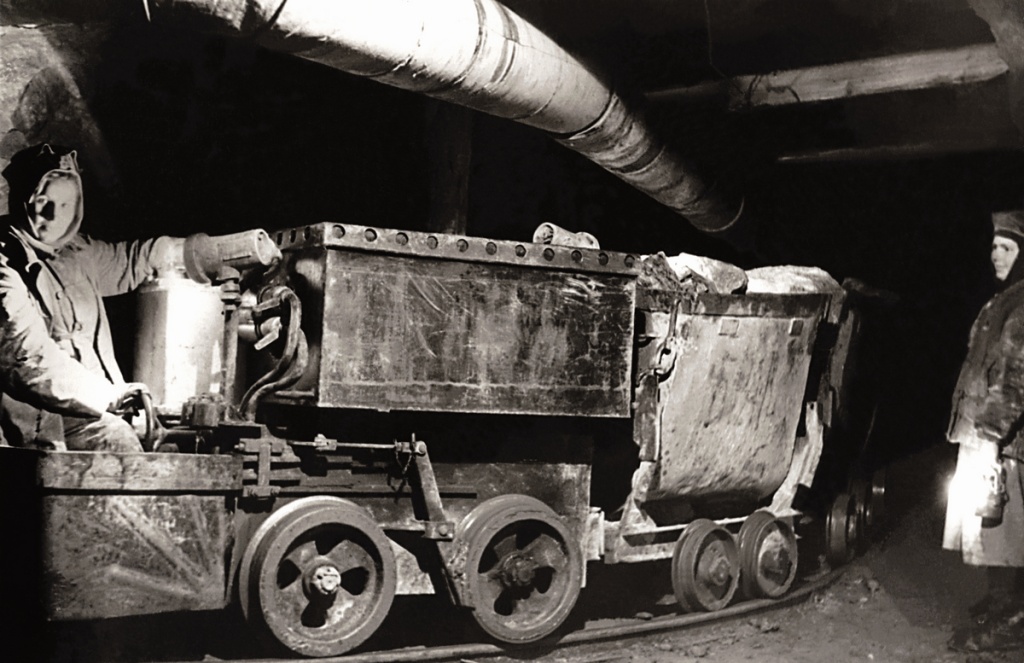 Рис. 2. Подземная откатка золотоносной породы на тресте «Кочкарьзолото». 1940-е годы.jpg