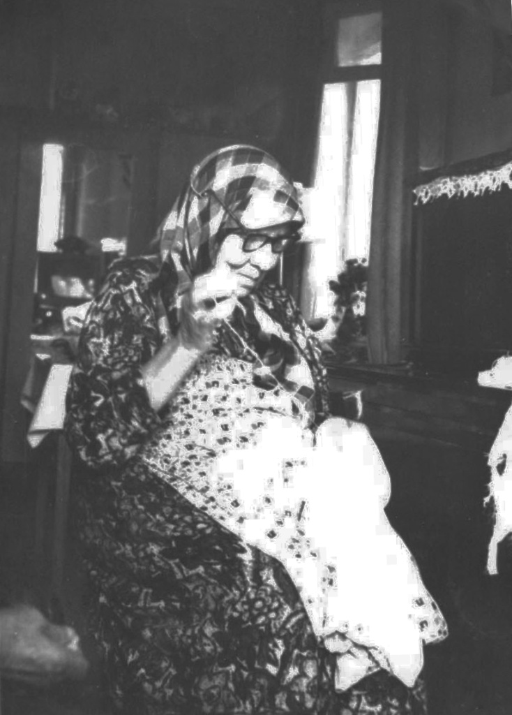 Бабушка Анисья Петровна за работой . Фото 70х годов.jpg