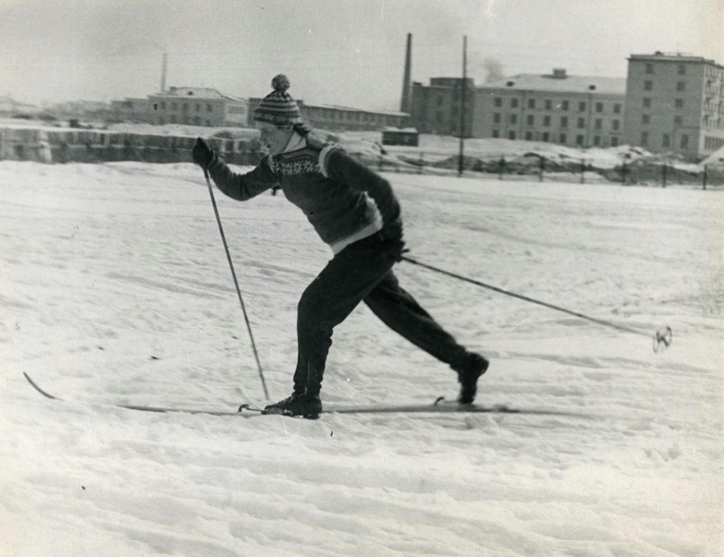 Фото. 1. Лидия Скобликова на лыжах в парке г. Челябинска. 1963 год.JPG