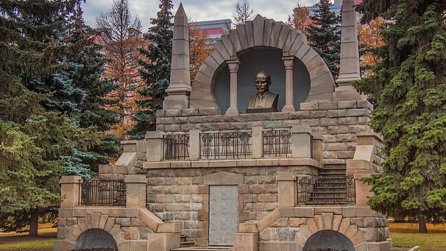 Памятник Ленину на Алом поле
