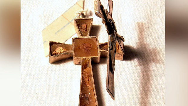 Крест с частицами мощей семи православных святых