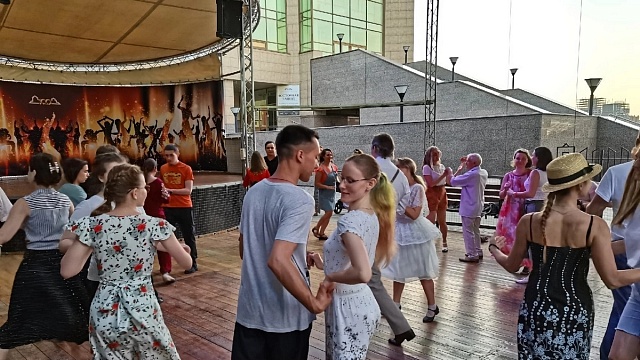 Все лето на Летней эстраде — открытая площадка старинных танцев